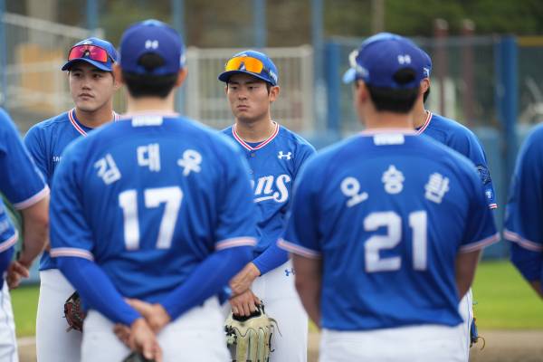 삼성 신인들 중 가장 먼저 1군 캠프에 콜업된 김재상(가운데). 삼성 제공