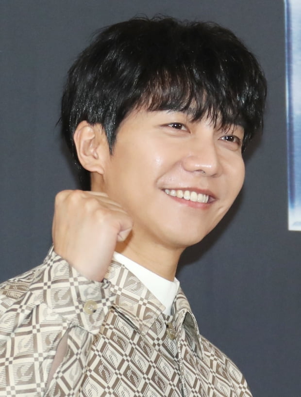 Singer and actor Lee Seung-gi made his official appearance wearing a wig.On the afternoon of the 15th, a production presentation for the JTBC entertainment program peak time (PEAKTIME) was held at Stanford Hotel Korea in Mapo-gu, Seoul, where producer Ma Geon-young and producer Park Ji-ye, as well as MC Lee Seung-gi and a group of judges attended.Lee Seung-gi, who became a hot topic after appearing shaved at the KBS Acting Grand Prix at the end of last year, wore Wig on the day and attracted attention.When asked about the hairstyle on the spot, Lee Seung-gi laughed, saying, I tried not to sweat, but I sweat.I shaved to shoot a movie, but since then I have been working on it, so I have been working on it, he said. Its not awesome. Its a set that I set up thoroughly.I feel good because I have prepared for peak time. Peak time will be broadcasted at 8:50 pm on the evening.
