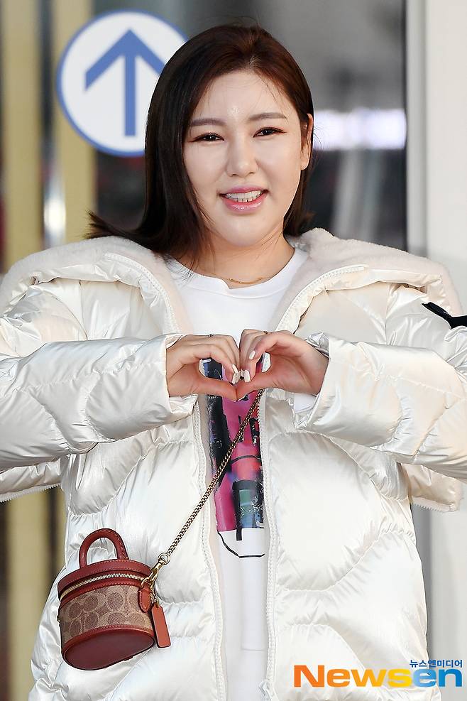 Singer Song Ga-in is leaving for Honolulu, Hawaii, on the afternoon of February 15th, through the second passenger terminal of Incheon International Airport in Unseo-dong, Jung-gu, Incheon.
