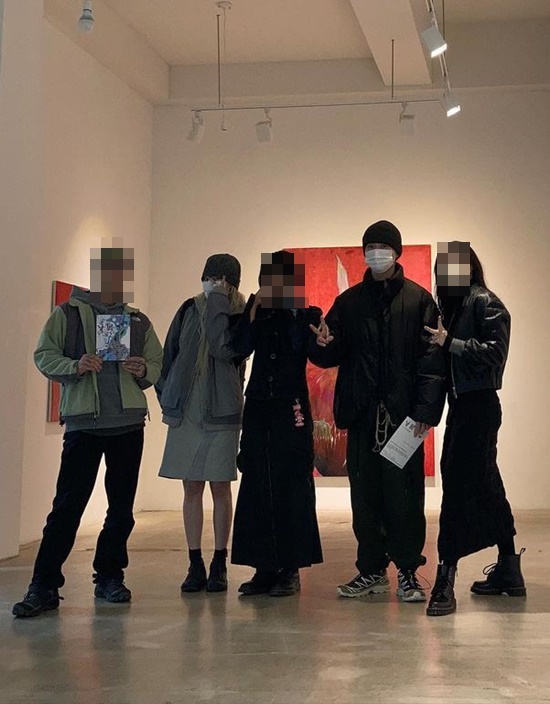 Hyundai and DAWN, who are silencing the reunion theory, visited the exhibition together.Recently, Hyundai and DAWN were caught in a visit to Exhibition in Paju.Suzzana: Buried Alive has released photos of Hyuna, DAWN and other acquaintances. Suzzana: Buried Alive tagged Hyuna and DAWNs accounts in the photos and attracted attention.Suzzana: In the photo released by Buried Alive, Hyuna and DAWN are wearing black beanie hats and masks. Neither of them seems to care about the reunion theory.In addition, Hyuna said, Im impressed ... Im excited.The netizens questioned the relationship between the two, leaving comments such as Hyuna and DAWN are right, Are you starting again? And Are you still meeting?Previously, Hyundai and DAWN have been reunited several times since Breakup last November.In January, Hyuna denied the reunion, saying, I am staying like a friend. However, last month, DAWN was seen near Hyundais overseas schedule accommodation, and Silence was mentioned again.In some cases, Hyundai and DAWN say there is a reason for silencing the reunion theory, suggesting that the two are acknowledging the reunion.Especially after the breakup, fake news about Hyuna spread, and DAWN said, Even though I broke up, it is equally precious to me, and I am more sincere and cool than any person I have ever seen, and I am the artist I love the most.The netizens responded to the reunion of the two people, I knew it.Meanwhile, Hyuna and DAWN acted as a mixed group Triple H in 2018, and the romance of DAWN was revealed.At the time, his agency, Cube Entertainment, denied the enthusiasm, but Hyuna said he wanted to be honest and started dating in 2016.Since then, Cube Entertainment has decided to withdraw Hyuna and DAWN, saying that it is impossible to restore trust. Hyuna and DAWN, who nestled in a pinnation with Psy as the head, acted variously as solo or unit activities.Recently, DAWN started to stand alone by signing an exclusive contract with At Area, where Groovy Room is headed.Photos: Suzzana: Buried Alive, Hyuna, DB