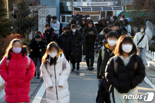 30일 서울 광진구 광장초등학교에서 학생들이 마스크를 착용한 채 등교하고 있다/사진=뉴스1
