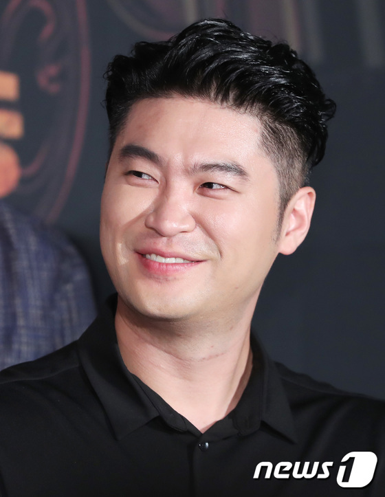 Seoul =) = Dynamic Duo Choiza (43 and his real name Choi Jae-ho) marries.On the 17th, Choiza posted on his Instagram and announced the marriage news directly.Choiza said, I have been walking alone for a long time and I have lived with the belief that I will continue to do so. I met a person who stopped me from wandering like this. I met naturally with the introduction of acquaintance, Smile is an attractive woman, and it adds a sense of stability to my somewhat dynamic life.They are going to walk together toward a new goal of a harmonious family, and the time is likely to be in July this year, he said adding, I will hold hands and love and have fun as I do now, and I hope you will support us a lot in the future as we start anew.It is right for Choiza to marry a non-celebrity bride-to-be in July, an amoeba culture official said.Meanwhile, Choiza debuted in 2000 as a hip-hop group CB Mass, and since 2004 he has been working as a Dynamic Duo with GKO.Hi, Im Choiza.I opened the notepad to give good news to everyone who loves and loves me at this time when the winter which was very cold and the spring energy is faintly felt.I do not know if its comfortable or familiar, but Ive been walking Alone for a long time and Ive been living with the belief that it will continue. I met a person who stopped me from wandering around.I met naturally with the introduction of the nearby acquaintance, and the innocent Smile who looked at me warmly when I was tired or happy is an attractive woman.It is as comfortable as an old friend when I am together without any embellishment, and it adds a sense of stability to my somewhat dynamic life.Now we are going to walk together toward a new goal of a harmonious family. The time is likely to be in July of this year.Thank you for reading to the end of the long article. I hope you will support us a lot in the future. I love you.February 2023 Choiza with a naive Smile