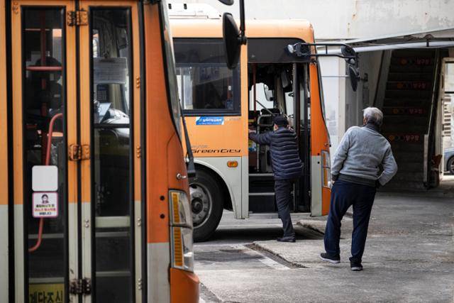 박씨가 버스에 탑승하기 위해 대합실을 나서 걷고 있다. 다리가 불편해서 걸을 때 몸이 한쪽으로 기울어 있다.