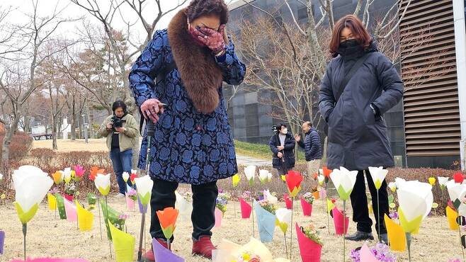 지난 18일 오전 대구시민안전테마파크에서 열린 대구지하철화재참사 20주기 추모식에서 김정강(81)씨가 조카딸의 묘역에 헌화한 뒤 한동안 울었다. 김규현 기자