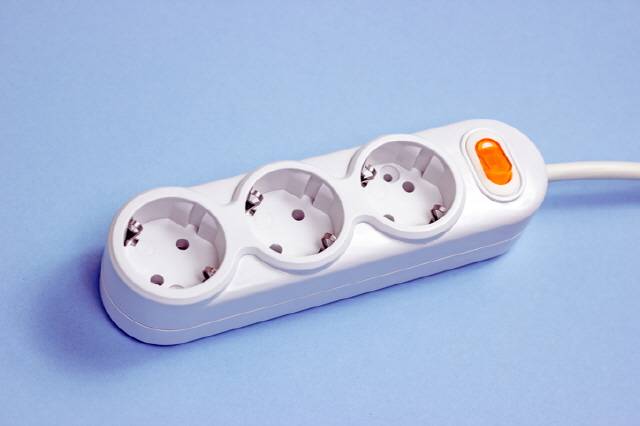 멀티탭은 현대인의 필수품이지만 달그락 소리가 나거나 뽀얗게 먼지 쌓여있는 멀티탭은 사용하지 않는 게 안전하다./사진=게티이미지뱅크