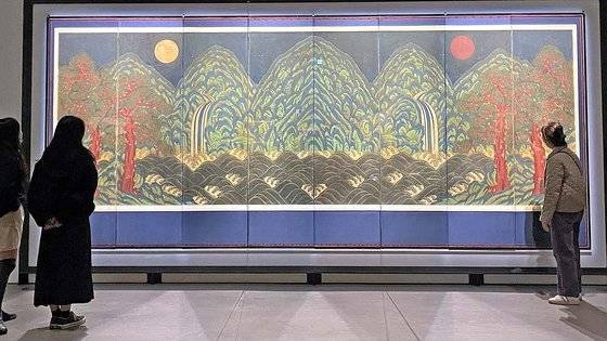 왕실의 권위를 드러내는 '일월오봉도' 병풍을 보고 있는 관람객들. 사진 이은주 문화선임기자