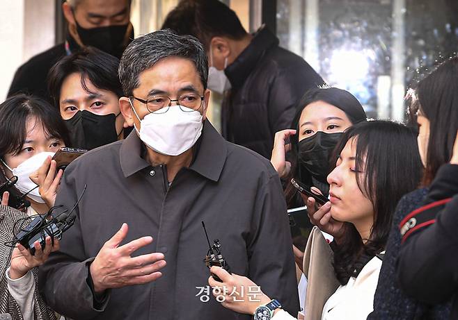 곽상도 전 국민의힘 의원이 2월8일 서울 서초구 서울중앙지방법원에서 열린 뇌물, 알선수재 혐의 1심 선고공판을 마친 뒤 출구 앞에서 기자들의 질문에 답하고 있다. 이준헌 기자