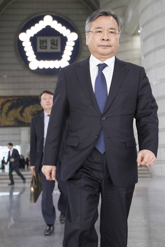 2017년 4월 서초구 서울중앙지법에서 열린 이재용 삼성전자 부회장의 첫 공판에 참석했던 박영수 전 특검이 법원을 나서고 있다. 박 전 특검의 뒤편에 당시 수사팀장이었던 윤석열 대통령이 보인다. 연합뉴스