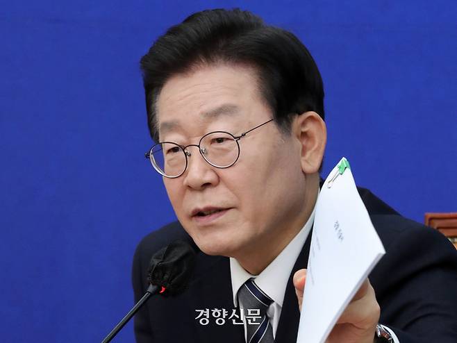 이재명 더불어민주당 대표가 1월 30일 서울 여의도 국회에서 열린 기자간담회에서 검찰 진술서를 들어보이고 있다. /박민규 선임기자