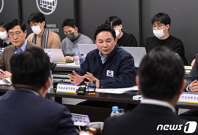 (서울=뉴스1) 신웅수 기자 = 원희룡 국토교통부 장관이 19일 서울 강남구 한 아파트 건설현장에서 열린 건설현장 불법행위 근절 건설사 간담회에서 발언하고 있다. (공동취재) 2023.2.19/뉴스1 Copyright (C) 뉴스1. All rights reserved. 무단 전재 및 재배포 금지.