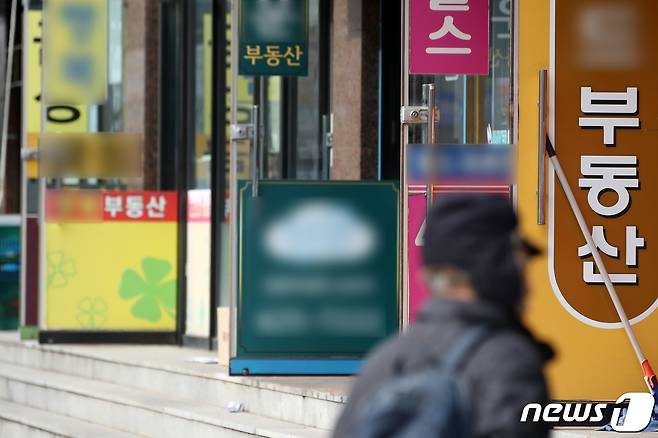 사진은 2일 서울 시내의 한 공인중개사무소 밀집 지역. 2023.2.2/뉴스1 ⓒ News1 이승배 기자