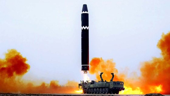 지난 19일, 북한이 18일 오후 대륙간탄도미사일(ICBM) '화성-15형'을 고각발사했다고 밝혔다.   조선중앙TV=연합뉴스