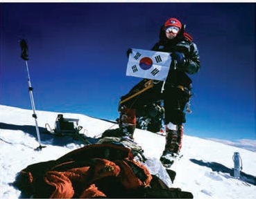 정상욱 전 상무의 만류에도 불구하고 원정을 감행, K2 정상에 선 오은선 대장. 한국 여성 최초의 등정 기록이기도 했다.