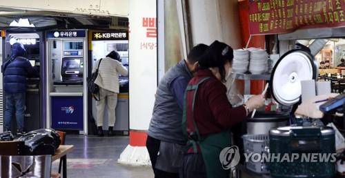 서민은 '고금리'에 은행권은 '성과급 잔치' 서민은 '고금리'에 은행권은 '성과급 잔치'
(서울=연합뉴스) 김인철 기자 = 16일 시민들이 서울 시내의 한 시장 내 식당가 앞에 설치된 은행 현금인출기(ATM)를 이용하고 있다.
서민을 힘들게 하는 고금리 수익으로 은행권의 퇴직금·성과급 등 '돈 잔치'에 대한 비판이 커지자 은행권은 서둘러 10조원 규모의 사회공헌 프로젝트를 내놨지만 소비자들은 여전히 냉담한 반응을 보이고 있다. 2023.2.16
yatoya@yna.co.kr