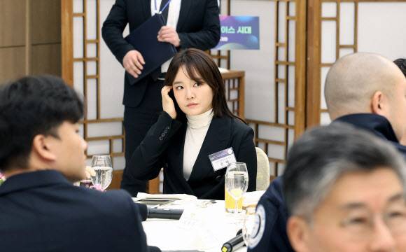 가수 윤하가 21일 서울 용산 대통령실 청사에서 열린 ‘꿈과 도전의 뉴스페이스 시대, 우주경제 개척자와의 대화’에 참석해 자리하고 있다. 제공 | 연합뉴스