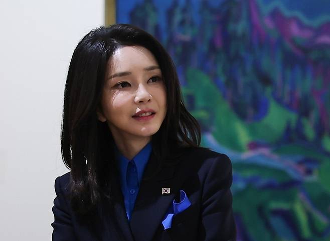 윤석열 대통령과 스위스를 방문한 김건희 여사가 1월 19일(현지시각) 취리히 미술관을 방문, 미술 작품을 관람하고 있다. 연합뉴스