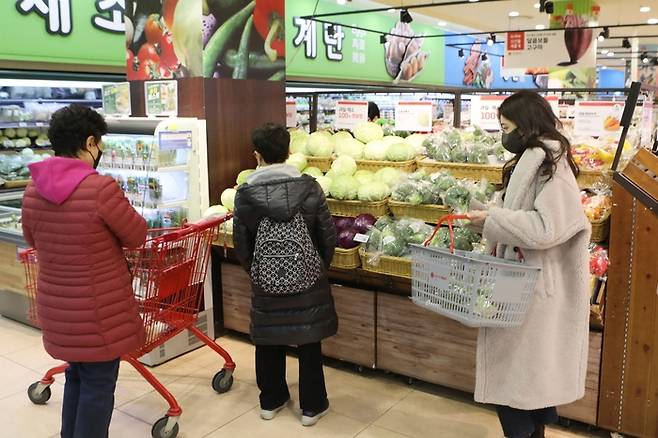 서울시 중구에 위치한 롯데마트 서울역점 채소코너에서 장을 보는 고객들의 모습. <사진제공=롯데마트>