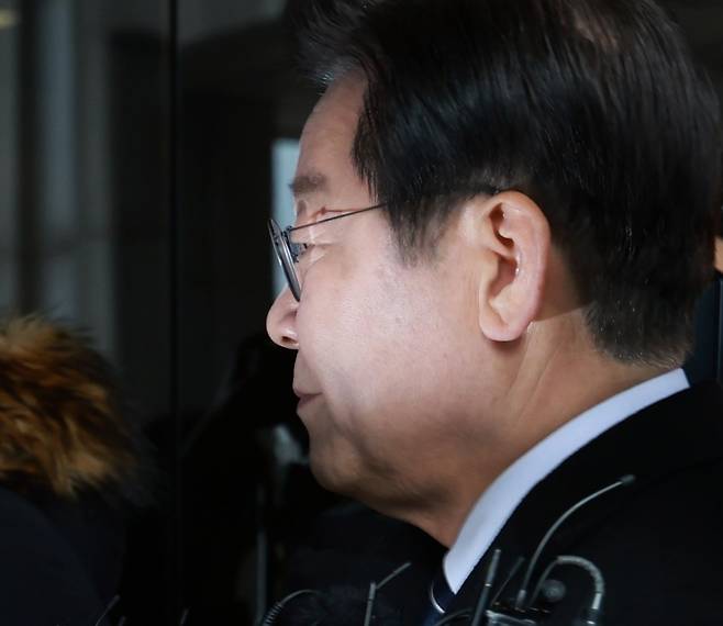 이재명 더불어민주당 대표가 10일 서울 서초구 서울중앙지방검찰청에 도착해 위례 신도시·대장동 개발사업 의혹과 관련해 소환 조사를 받기 앞서 입장 표명을 마친 뒤 검찰 청사로 들어가는 모습 ⓒ 연합뉴스
