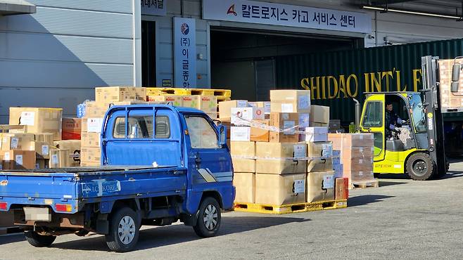지난 21일 오후 인천 중구 이글물류센터 앞에 튀르키예·시리아 구호품이 쌓여 있다. 물류센터 직원에 따르면 물류센터 공간이 없어 전날부터 일부 구호품이 물류센터 외부에 방치된 상태다./김태호 기자