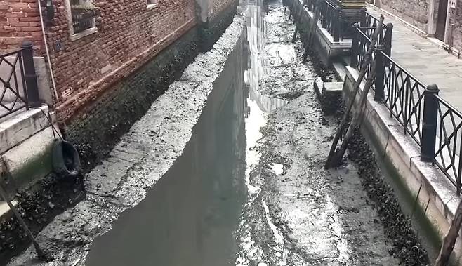 이탈리아 베네치아 운하가 물이 말라 바닥을 드러낸 모습. 사진=로이터 유튜브 캡처.