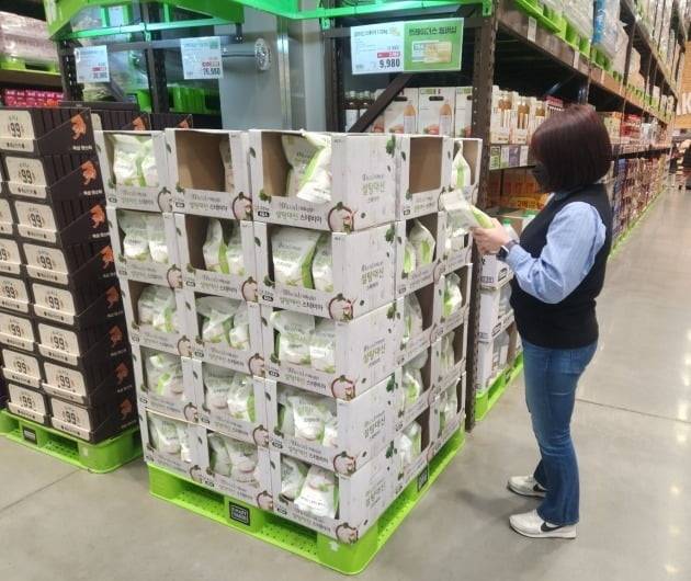 고객이 이마트 트레이더스에서 대체당 제품을 살펴보고 있다. 사진=한경DB