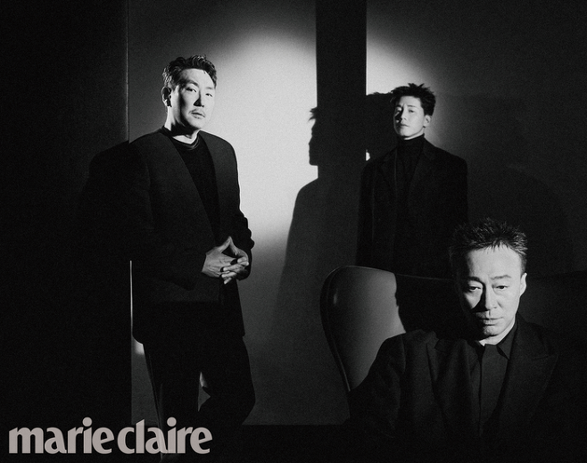 Lee Sung-min, Cho Jin-woong, and Kim Moo Yeol exuded infinite charisma.Lee Sung-min, Cho Jin-woong, and Kim Moo Yeol, who are about to be released, have released a charismatic picture through the March issue of Marie Claire.Cho Jin-woong, Lee Sung-min, Kim Moo Yeols perfect breathing and aura can be confirmed as a crime drama in which Busan, a candidate for the National Assembly in 1992, the hidden reality of the political party, and the activist gangster Phildo hold a secret document that shakes the Republic of Korea.From the heavy presence of Lee Sung-min, Cho Jin-woong, and Kim Moo Yeol in the public picture, you can get a glimpse of the synergies that the three actors will show in  ⁇  confidentiality  ⁇ .First of all, Cho Jin-woong, who reveals a deep sense of masculinity with intense eyes, Lee Sung-min, who overwhelms the atmosphere with sharp charisma, and Kim Moo Yeol, who emits a perfect suitfit and rough charm, It emits an aura and overwhelms the gaze at once.Here, Cho Jin-woong, a candidate for a million-year-old lawmaker, Lee Sung-min, a hidden powerhouse, and Kim Moo Yeol, an actor gangster, stare at each other in one space. It stimulates curiosity about the relationship.Meanwhile, Confidentiality will be released on March 1.