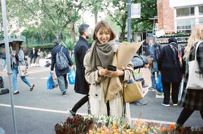 Park Shin-hye reports from overseas.Park Shin-hye posted photos with flower emojis on Tuesday afternoon.In the open photo, Park Shin-hye is smiling brightly with a bouquet bought from the market. His unique visuals, which also have a single hairstyle, attracted fans attention.On the other hand, Park Shin-hye, who was born in 1990 and is 33 years old, married Choi Tae-joon in January last year and gave birth to a son in May.He has been concentrating on childcare since he was a child, and he is reportedly considering Dr. Slump as his next work.Photos: Park Shin-hye