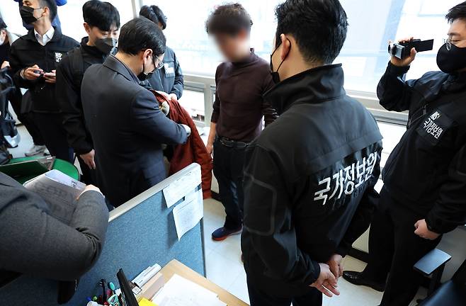 23일 경남 창원시 성산구 민주노총 경남본부 내 금속노조 경남지부에서 국가정보원이 압수수색하고 있다./연합뉴스