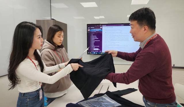 15일 롯데온의 가품 점검 및 관리를 담당하는 TNS팀과 상품기획자(MD)가 가품 문의가 들어온 상품을 확인하고 있다. 롯데온 제공