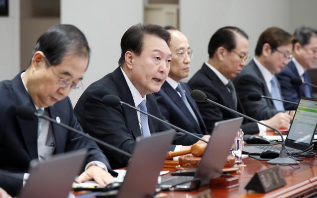 윤석열(왼쪽 두 번째) 대통령이 지난 21일 서울 용산 대통령실 청사에서 열린 국무회의에서 발언하고 있다. 대통령실사진기자단