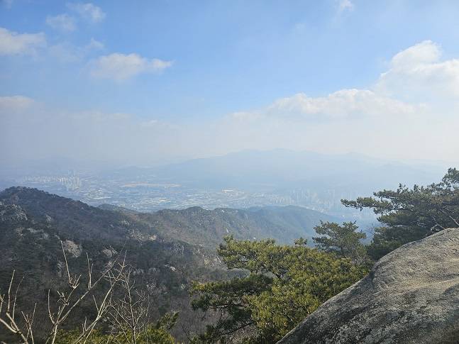 관악산 정상에서 갤럭시S23 울트라로 촬영한 사진. 흐린 날씨였는데 사진을 보니 맑아보였다./사진=백유진 기자 byj@