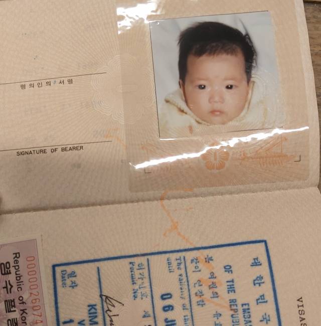 ▲이 글을 쓴 필자가 입양될 당시 여권 사진. ⓒ레나테 반 겔