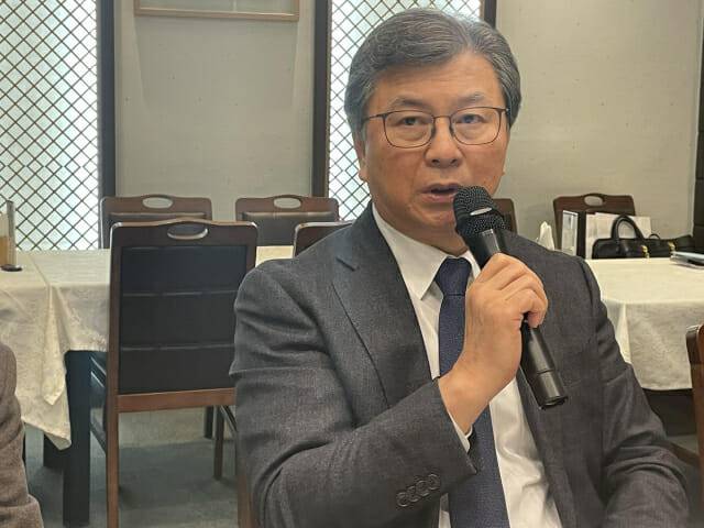 김복철 국가과학기술연구회 이사장이 24일 서울 종각 인근 한 식당에서 열린 기자간담회에서 인사하고 있다. (사진=지디넷코리아)