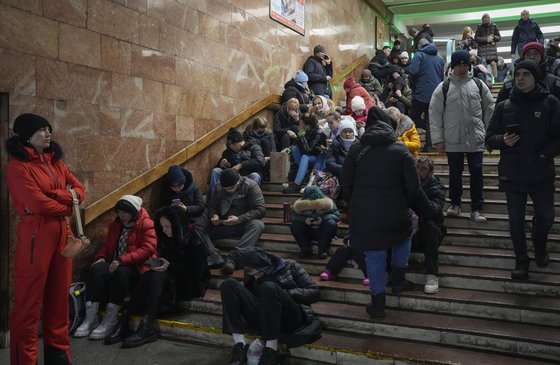 우크라이나 수도 키이우 시민이 러시아 미사일 공습을 피해 지하철역으로 피신했다. AP=연합