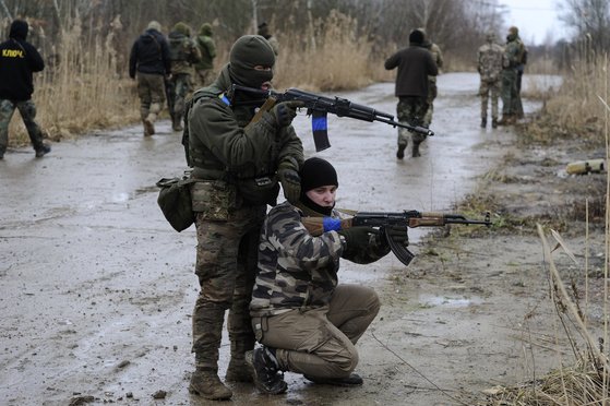 우크라이나 시민이 예비군 훈련을 받고 있다. AP=연합