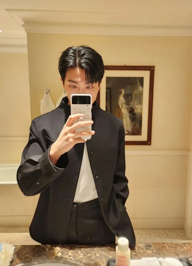 The BTS leader has been making headlines for his first fashion show since his debut.On the 26th, he posted photos and videos of his fashion show appearances through his social networking account.He attended the 2023FWMilan Fashion Week Bottega Veneta Fashion Show held in Italy on the same day, and Ji-min, J-Hope and Sugar, who attended Paris Fashion Week as a luxury brand ambassador, focused on the fans around the world.Silver Mirror Selka, a photographer with a stylist, quoted a video of fashion magazines in the atmosphere of the scene.He showed off his sexy but intellectual charm in a fashion that matched the black jacket and the bottom. ⁇