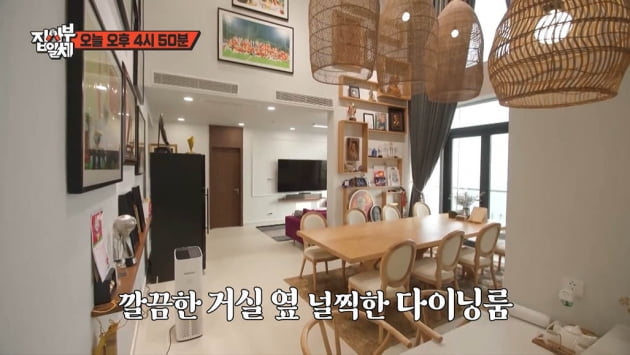 Director Park Hang-seo unveiled the Penthouse in Vietnam.Park Hang-seo appeared on SBS All The Butlers broadcast on the 26th.Yang Se-hyeong, Kim Dong-hyun, Eunji One, Lee Dae-ho, and BamBam drove to the masters house in a luxury car sent by the master, called the icon of the  ⁇  free pass in Vietnam.The master who invited the members to Vietnam was former Vietnam national football team coach Park Hang-seo, who is called Vietnam national hero and rice dink.Park Hang-seo was residing in a towering apartment in the middle of Hanoi.Park Hang-seo was living in a 40-story high-end penthouse, not the state-run house in Vietnam, which was unveiled five years ago when All The Butlers appeared.It was an impressive house with a high floor and a large dining room next to the living room. On the high wall there were various recognitions and decorations that gave a glimpse of Park Hang-seos achievements.Members of Park Hang-seos house admired the Hanoi view from the 40th floor terrace. Yang Se-hyeong said it was the best terrace view I have ever seen.Park Hang-seo said, I used to live in an official residence, but I bought this house. The important thing is that the house value has risen a lot. BamBam and Do-young said, What about this house (when I leave Vietnam)?Park Hang-seo said, I do not know because my wife takes care of it.Park Hang-seo confessed that he and his wife had been kidnapped at the airport. I took a three-night, four-day vacation on Vietnam Independence Day and traveled to Cambodia with my wife.I arrived at the airport at 11 pm and got off, but there was no Taxi. It was raining a little bit, and I was looking around, so my young friend kept shaking his hand. I asked him if he was Taxi.The sound of music was strange, he said. I know the way to my house. I went to a four-lane road from the airport, but suddenly I fell into the mountain road on the right. I asked him where he was going, and he said he was going to the office.I didnt even know what was going on at the moment, he said.Park Hang-seo said, I went about 100 meters and parked in a vacant lot. There were more than 10 people sitting under the dark green light. I asked him what this was, and he told me to get off at the office.The crowd looked at me at once and said, Oh Park Hang-seo, Mr. Park.The bossy guy came over, and he just talked to the driver, and he told me to go right away. I felt like the boss was like, Why did you bring Park Hang-seo?Theres still trauma at the airport from this incident, he said.