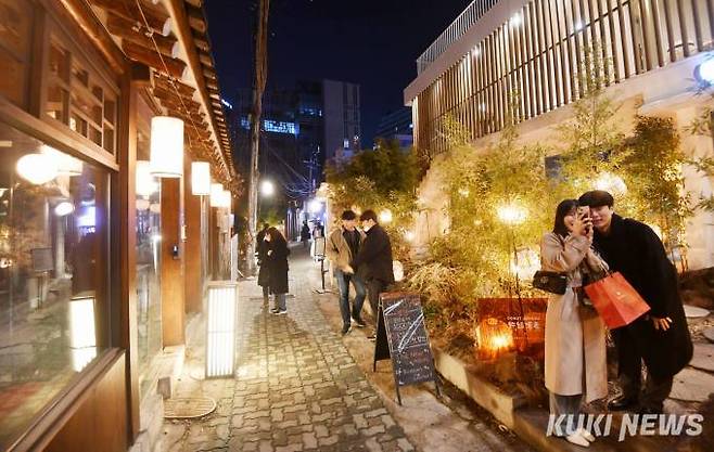 익선동은 2018년 한옥보전지구 지정 후, 레트로와 뉴트로 열풍과 맞물려 첨단 도시 서울의 새로운 시간 여행지로 급부상했다.