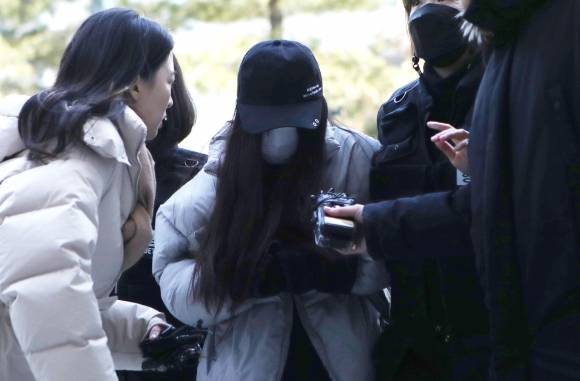 2살 아들 집에 혼자 방치해 사망…20대 엄마 - 2살 아들을 집에 혼자 두고 사흘간 방치해 숨지게 한 혐의를 받는 A(24)씨가 4일 오후 구속 전 피의자심문(영장실질심사)을 받기 위해 인천시 미추홀구 인천지방법원으로 들어서고 있다. 2023.2.4 연합뉴스