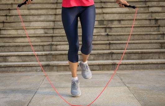 줄넘기 1000개 하면 200 칼로리 정도 소모할 수 있다ㅣ출처: 게티이미지뱅크