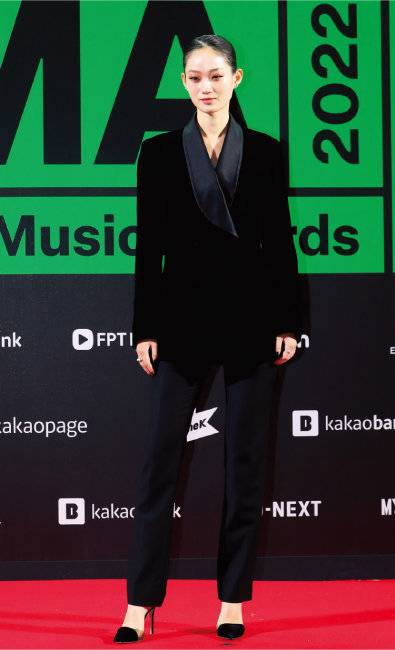2022년 11월 26일 신현지는 ‘2022 멜론뮤직어워드’ 레드카펫 행사에 참여했다.