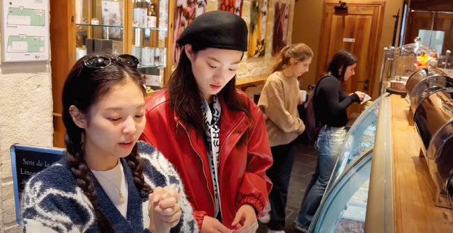 프랑스 파리에서 만난 블랙핑크 제니와 신현지.