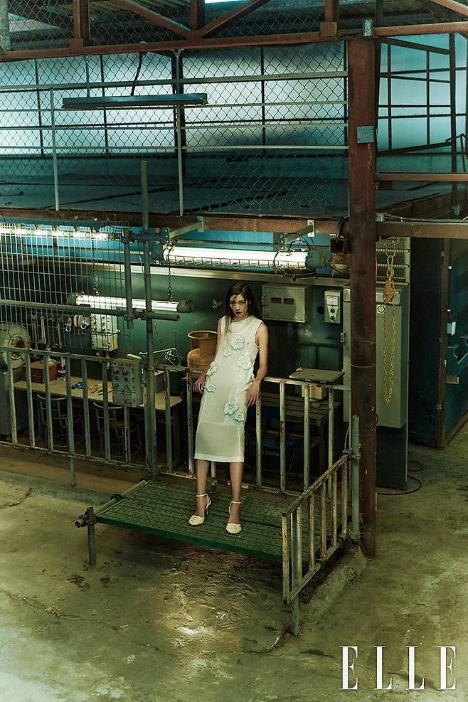 플라워 디테일의 드레스와 나파 앵클 스트랩 펌프스, 링은 모두 Bottega Veneta.