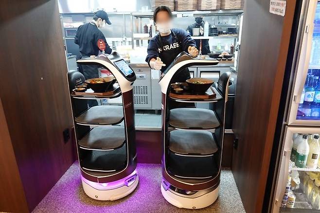 주방 직원들이 벨라봇에 음식을 담고 잇다, 출처=IT동아