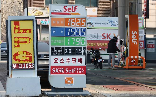 24일 서울 시내의 한 LPG 주유소 앞에 설치된 가격 표시판. 연합뉴스