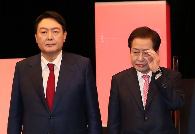 2021년 10월15일 열린 국민의힘 대선 경선 토론에서 홍준표 후보(오른쪽)가 김건희 여사의 도이치모터스 주식 거래 계좌를 공개하라고 요구했다. 닷새 뒤 윤석열 캠프는 관련 내역을 공개했다.ⓒ공동취재