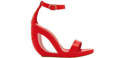 모던한 느낌을 강조한 웨지힐 샌들. 120만 원대 마놀로블라닉.