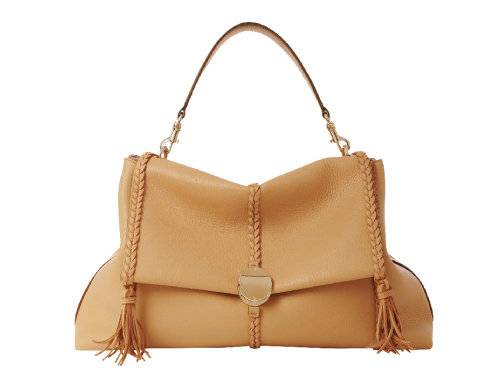 한 팔로 안아서 연출하는 것이 멋스러운 빅 백. 390만 원 끌로에.