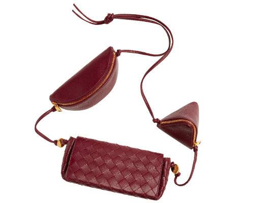 미니 사이즈 백이 3개 달려 있어 다양한 스타일링이 가능한 크로스 백. 312만 원 보테가베네타.