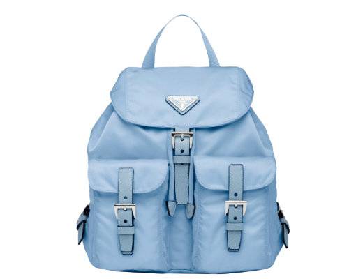 가벼운 나일론 소재로 두루두루 활용하기 좋은 백팩. 255만 원 프라다.